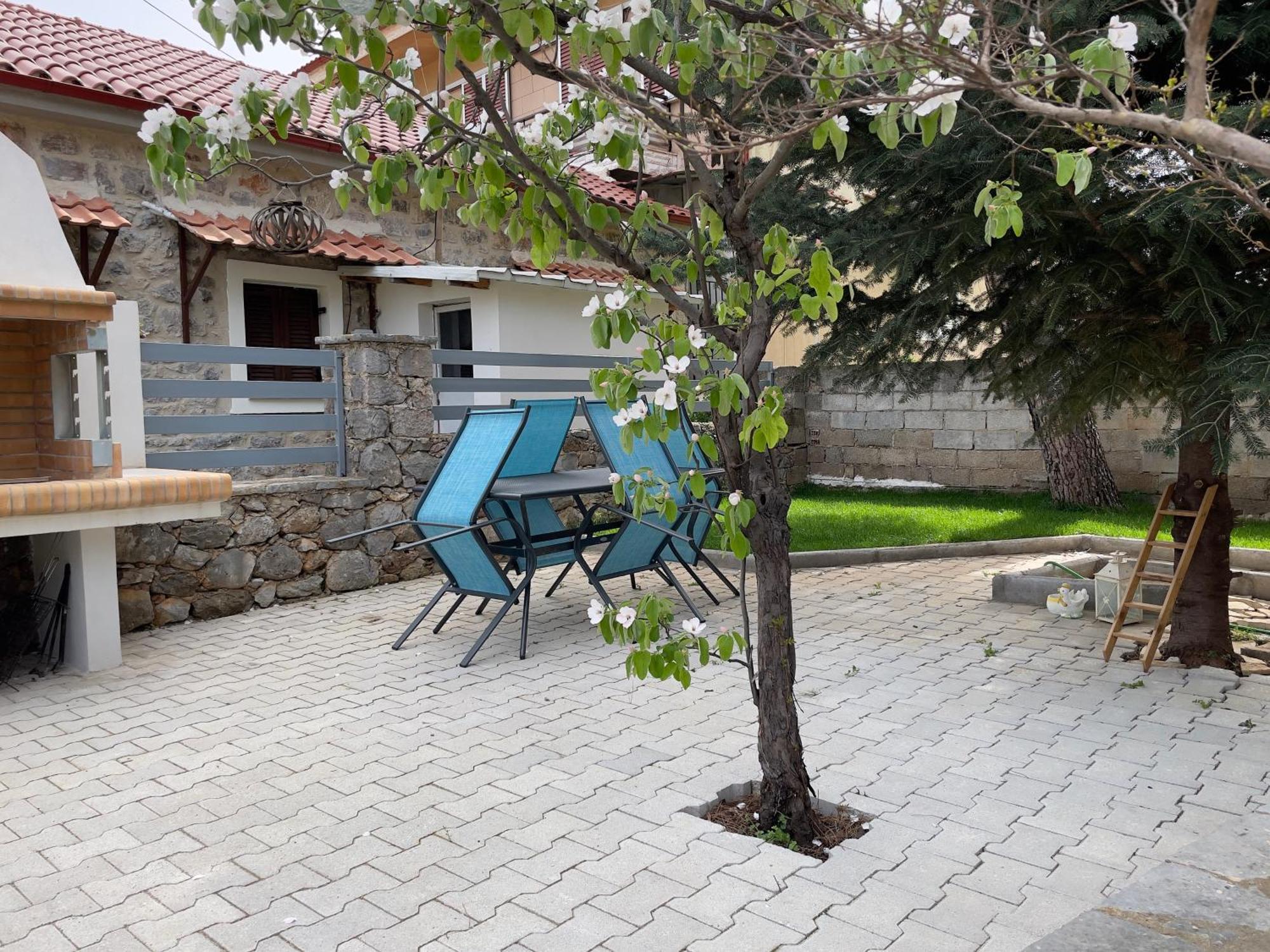 Alonaki House *